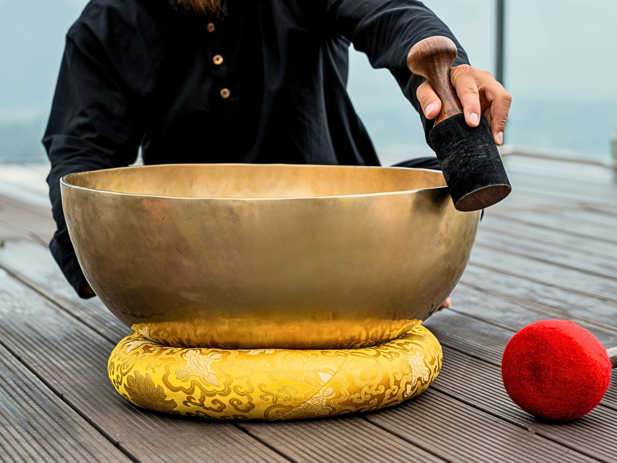 Large Handmade Tibetan Singing Bowl – Deep Sound Meditation & Sound Healing Bowl